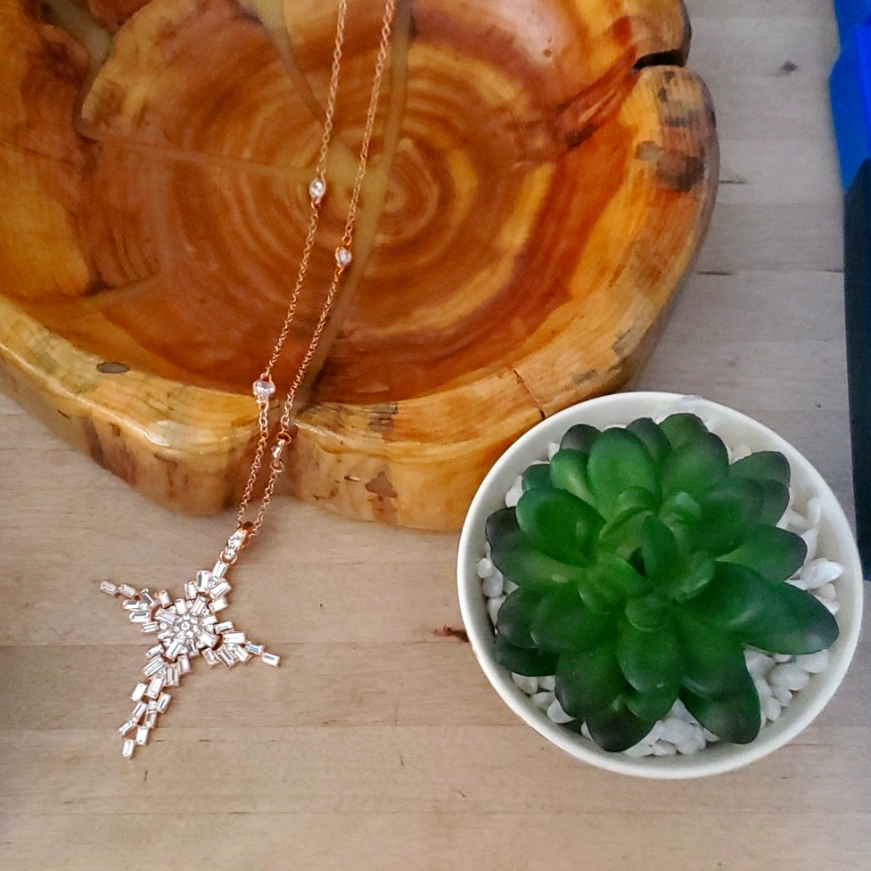 Real Collectibles Rose Tone Necklace
